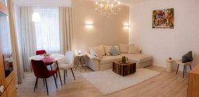Homey Luxury- entire house, free parking, yard
